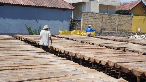 Aktivitas pembuatan garam di wilayah Amed, Desa Purwakerti, Kecamatan Abang, Kabupaten Karangasem. (istimewa)