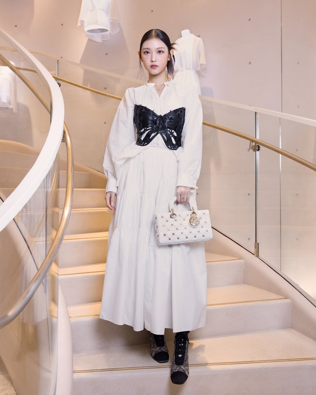 Sejumlah netizen Korea menilai wajah Cha Eun Woo dan Haerin NewJeans terlihat mirip dan serasi dengan satu sama lain. Sebab idol KPop yang berdiri di samping Cha Eun Woo biasanya dinilai kalah tampan atau cantik. Namun, visual Haerin NewJeans tak kalah cantik dan mengimbanginya. Foto: Instagram