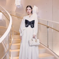 Sejumlah netizen Korea menilai wajah Cha Eun Woo dan Haerin NewJeans terlihat mirip dan serasi dengan satu sama lain. Sebab idol KPop yang berdiri di samping Cha Eun Woo biasanya dinilai kalah tampan atau cantik. Namun, visual Haerin NewJeans tak kalah cantik dan mengimbanginya. Foto: Instagram