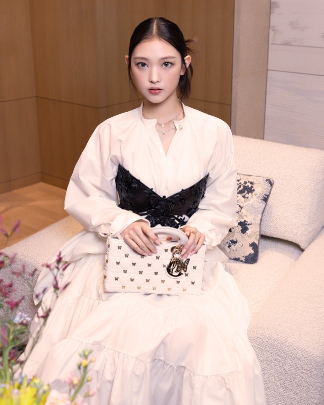 Menurut saya, menggunakan filler pada bagian atas dan lateral telinga sangat berisiko. Saya secara pribadi tidak akan pernah merekomendasikan prosedur ini kepada pasien saya, ujar Dr. Dugar. Foto: Instagram