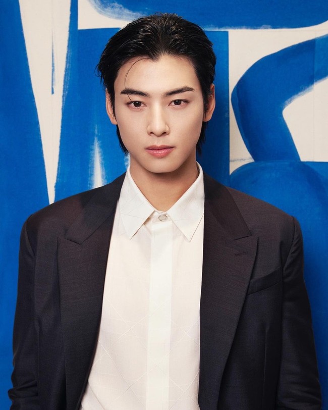 Sementara itu, Haerin NewJeans dinobatkan sebagai global ambassador DIOR pada April 2023. Pelantun ‘Super Shy’ itu menyusul jejak Jisoo BLACKPINK sebagai perwakilan rumah mode Prancis tersebut. Foto: Instagram