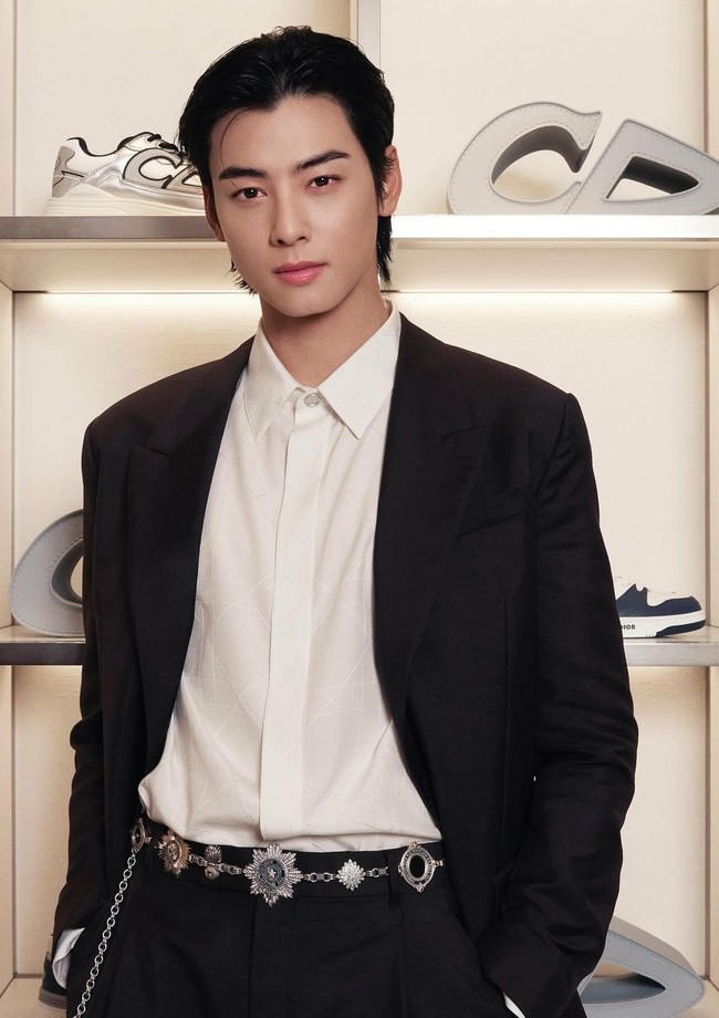 Dalam kesempatan itu, Cha Eun Woo tampil karismatik mengenakan setelan jas hitam dari koleksi DIOR. Penampilannya dilengkapi dengan sabuk rantai metalik, dengan detail khusus bertema Natal. Foto: Instagram