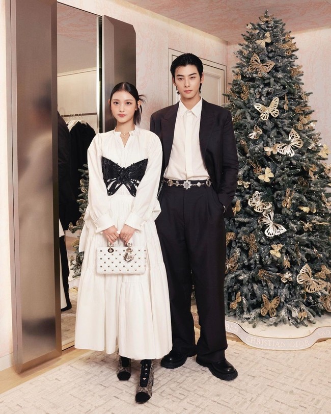 Dua idol KPop yang tengah naik daun, Cha Eun Woo ASTRO dan Haerin NewJeans menghadiri acara pembukaan store DIOR di Hong Kong baru-baru ini. Interaksi keduanya sontak menjadi perbincangan di forum komunitas Korea. Foto: Instagram