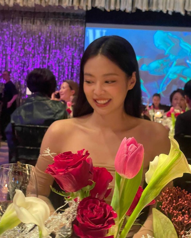 Selama acara berlangsung, Jennie BLACKPINK duduk di sebelah Soobin TXT dan tertangkap kamera saat bercengkrama. Foto: Instagram