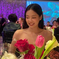 Selama acara berlangsung, Jennie BLACKPINK duduk di sebelah Soobin TXT dan tertangkap kamera saat bercengkrama. Foto: Instagram