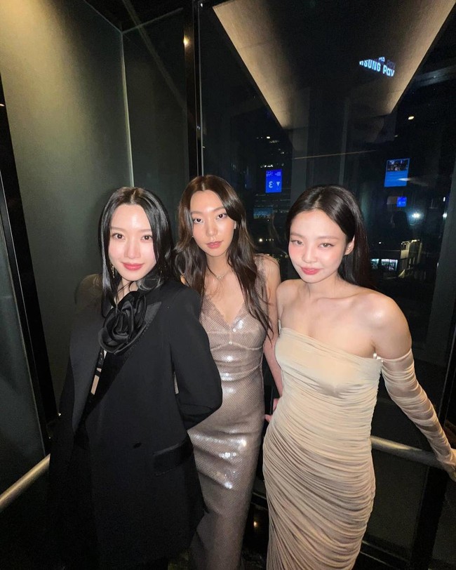 Seperti yang terlihat dalam unggahan Instagram-nya, pemain serial The Idol itu menampilkan kedekatannya bersama rekan aktris, Moon Ga Young dan Lee Ho Jung. Foto: Instagram