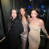 Seperti yang terlihat dalam unggahan Instagram-nya, pemain serial The Idol itu menampilkan kedekatannya bersama rekan aktris, Moon Ga Young dan Lee Ho Jung. Foto: Instagram