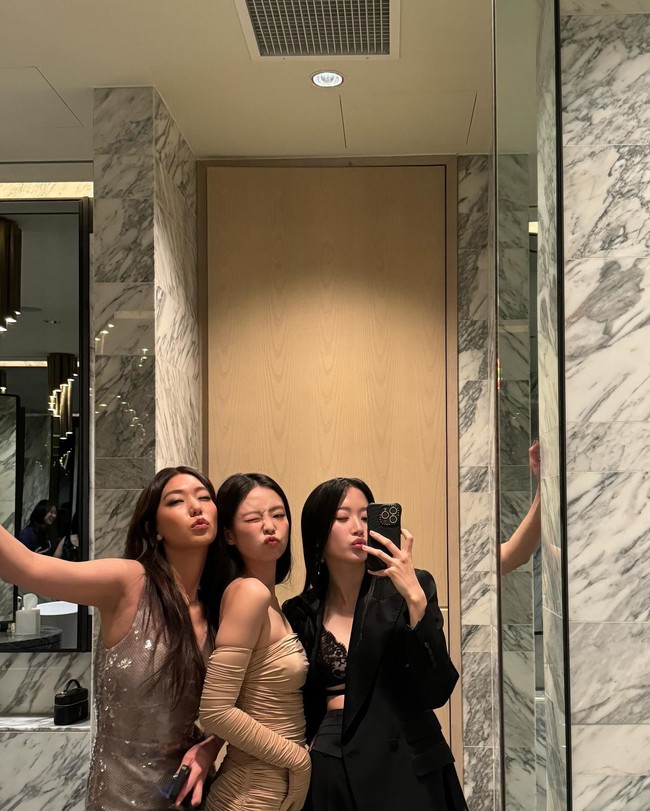 Sudah jadi rahasia umum kalau bintang drama Korea Nevertheless, Lee Ho Jung satu circle dengan Jennie BLACKPINK. Namun, banyak penggemar yang terkejut melihat interaksinya bersama pemain drama Korea True Beauty, Moon Ga Young. Foto: Instagram