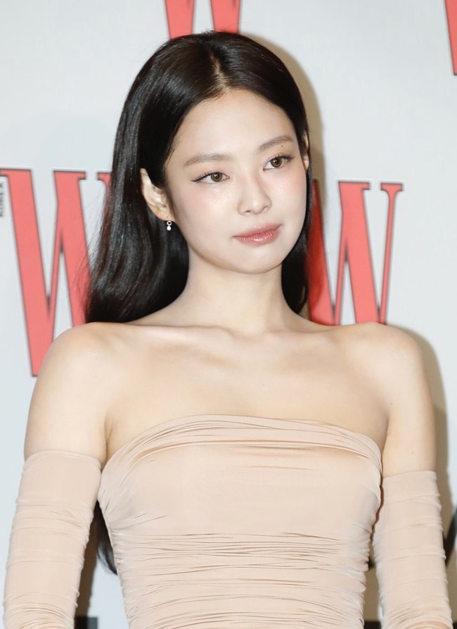 Gaun rancangan Alex Perry yang dikenakan Jennie BLACKPINK dibanderol seharga $2,190 atau sekitar Rp 33,9 juta. Foto: Instagram