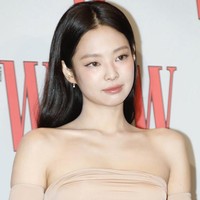 Gaun rancangan Alex Perry yang dikenakan Jennie BLACKPINK dibanderol seharga $2,190 atau sekitar Rp 33,9 juta. Foto: Instagram