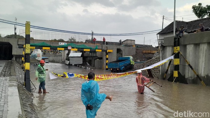 Genangan di Viaduk Gilingan Solo, Senin (27/11/2023) sore pukul 17.10 WIB.
