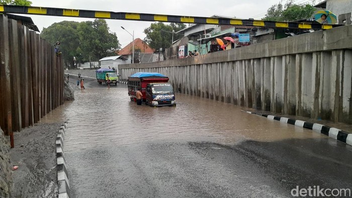 Genangan di Viaduk Gilingan Solo, Senin (27/11/2023) sore pukul 17.10 WIB.