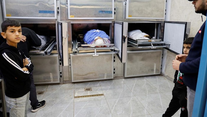 Gencatan Senjata di Gaza, Israel Bunuh Warga Tepi Barat SENSITIVE MATERIAL. THIS IMAGE MAY OFFEND OR DISTURB Mourners gather around the bodies of Palestinians who were killed during an Israeli raid in Jenin in the Israeli-occupied West Bank November 26, 2023. REUTERS/Raneen Sawafta TPX IMAGES OF THE DAY