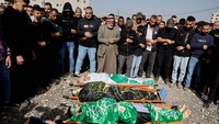 Warga menshalatkan para korban tewas serangan Israel di Jenin. 
