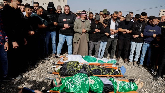 SENSITIVE MATERIAL. THIS IMAGE MAY OFFEND OR DISTURB Mourners gather around the bodies of Palestinians who were killed during an Israeli raid in Jenin in the Israeli-occupied West Bank November 26, 2023. REUTERS/Raneen Sawafta     TPX IMAGES OF THE DAY