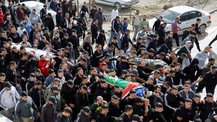 Gencatan Senjata di Gaza, Israel Bunuh Warga Tepi Barat SENSITIVE MATERIAL. THIS IMAGE MAY OFFEND OR DISTURB Mourners gather around the bodies of Palestinians who were killed during an Israeli raid in Jenin in the Israeli-occupied West Bank November 26, 2023. REUTERS/Raneen Sawafta TPX IMAGES OF THE DAY