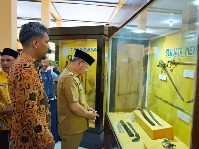 Gubernur Bengkulu Rohidin Mersyah melihat koleksi senjata tradisional