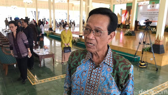 Gubernur DIY Sri Sultan Hamengku Buwono X di kompleks Kepatihan, Kota Jogja, Senin (27/11/2023).