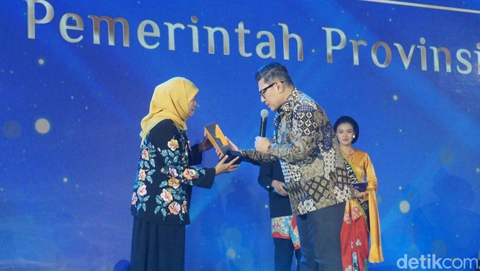 Gubernur Jatim Khofifah saat menerima penghargaan detikJatim Awards 2023.