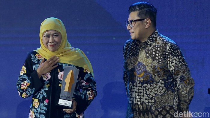 Gubernur Jatim Khofifah Terima detikJatim Awards 2023