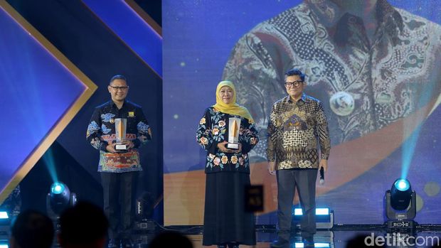 Gubernur Jatim Khofifah Terima detikJatim Awards 2023