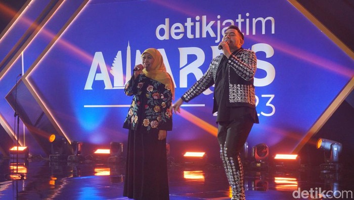 Gubernur Khofifah bernyanyi bareng Nassar di detikJatim Award 2023, Senin (27/11/2023).