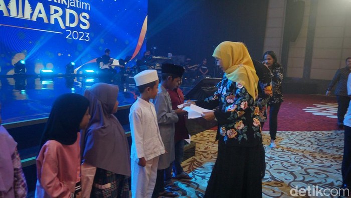 Gubernur Khofifah saat memberikan santunan anak yatim piatu.