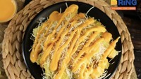 Makan singkong keju di warung kekinian bisa dicoba di Singkong Keju Garing di Bekasi. Mereka menyajikan beberapa pilihan topping, salah satu yang favorit singkong tiramisu crunchy kejunya. Foto : Instagram @konjuring_id