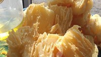 Tak kalah menarik, di Bandung kamu bisa coba Singkong Keju Aroma. Dengan harga Rp 12 ribu sudah dapat singkong keju meletek dengan parutan keju dan bumbu BBQ lezat. Foto : GoFood 