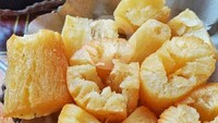 Di Gatot Subroto ada penjual singkong keju yang cukup hits. Rasa menunya juga bervariasi, mulai dari gula palem, jagung bakar, hingga pedas manis. Harganya Rp 16 ribuan aja. Foto: GoFood
