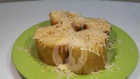 Di Mampang Prapatan, ada Singkong Keju Naek Kelas. Di sini tak hanya menyajikan singkong dan keju, tapi juga tambahan manis dari topping susu. Harganya Rp 13 ribuan saja. Foto : GoFood