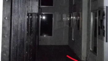 Foto ini diambil di sebuah penjara tua di St. Augustine, Florida. Saya mengatur kamera saya ke mode burst, dan apa yang terlihat seperti setengah wajah muncul di sudut kanan bawah hanya pada satu foto. Foto: Dok. Buzzfeed