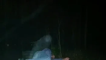 Ibuku mengambil foto pamanku pada malam hari yang sedang terbaring di kuburan era Perang Revolusi tulis pemotret foto ini. Di atasnya terlihat ada sosok misterius. Foto: Dok. Buzzfeed