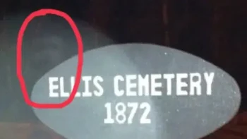 Teman-temanku mengambil foto ini di sebuah pemakaman di Massachusetts. Mereka semua sepakat untuk mengambil foto dan tidak melihat foto-foto itu sampai mereka meninggalkan pemakaman. Inilah hasilnya. Foto: Dok. Buzzfeed