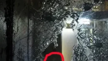 Saya memotret lokasi tak berpenghuni, termasuk rumah sakit jiwa. Di sebuah rumah sakit jiwa anak yang terbengkalai di New York, melalui celah pintu, saya melihat seorang pria berambut putih dengan jas dokter, menatap ke tanah dengan malu. Mengingat sejarah yang penuh gejolak di rumah sakit jiwa ini dan kontroversi seputar kematian ratusan anak, hal ini sangatlah sesuai. Foto: Dok. Buzzfeed
