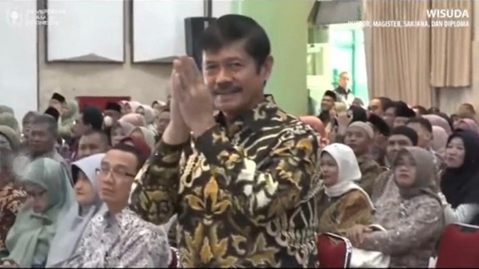 Indra Sjafri hadiri wisuda putrinya di UII, Minggu (26/11/2023)