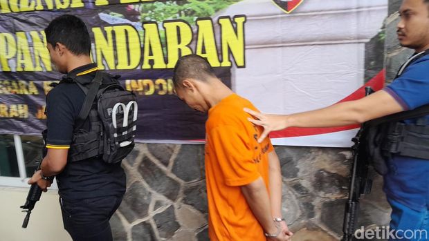 Indra Taufik korban pencurian sepeda motor (topi merah), Penadah sepeda motor