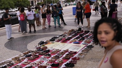 Instalasi Sepatu Peringati Hari Penghapusan Kekerasan Terhadap Perempuan