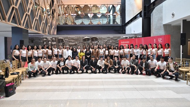 Dalam menentukan icon IFW 2024, Poppy Dharsono tidak bekerja sendiri, melainkan dibantu oleh beberapa nama yang ahli di bidangnya. Judge Icon Search IFW 2024 antara lain Poppy Dharsono selaku Presiden IFW 2024, Puji Hastuti (Kabid Ekraf Pemprov DKI Jakarta), Irlan Leksi (senior koreografer), Jacky Suharto (IFW 2024 Campaign Video & Photo Director), dan Ajeng Swastiari (Fashion Director & Consultant IFW 2024). 