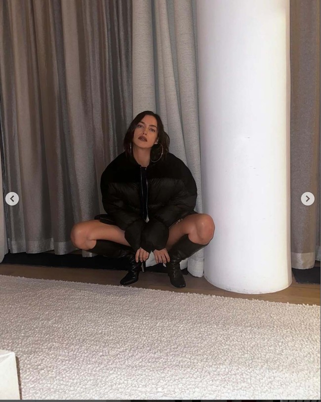 Sesekali mantan kekasih Bradley Cooper ini memadukannya dengan jaket hitam oversized. (Foto: Instagram/@irinashayk)