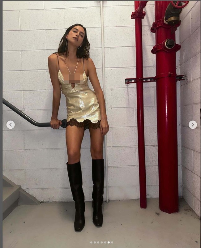 Irina sempat mengabadikan momen tersebut di Instagram-nya. Keduanya pun kompak bergaya seksi. Ibu satu anak ini muncul dalam balutan mini-dress dengan tampilan lingerie yang dipadu boots tinggi. (Foto: Instagram/@irinashayk)