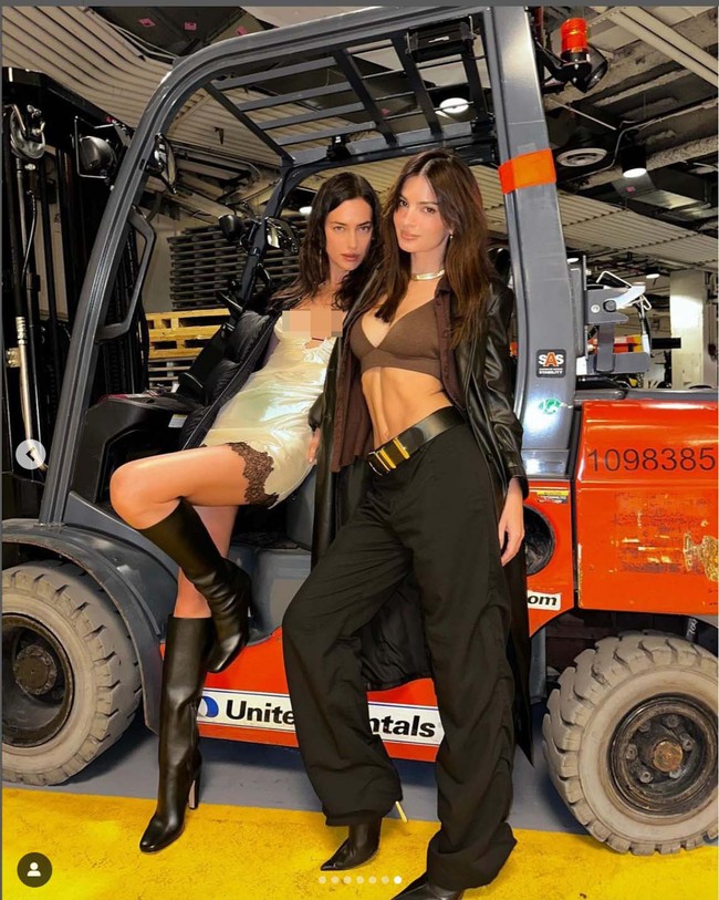 Adapun Emily tak kalah seksi. Ia memakai atasan bra dipadu jaket kulit dan celana gombrong. Sepasang heel boot hitam makin melengkapi gayanya. (Foto: Instagram/@irinashayk)