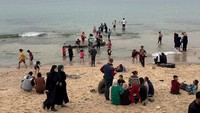Ini momen saat sejumlah warga Palestina melakukan piknik ke pantai di kawasan Deir al-Balah, Gaza, Senin (27/11/2023).
