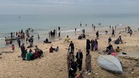 Mereka memanfaatkan waktu gencatan senjata selama 4 hari terhitung sejak, Jumat (24/11) lalu untuk sekedar menikmati susana pantai di tengah perang.