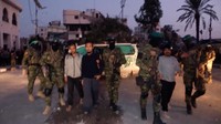 Ini momen saat Hamas menyerahkan sandera kepada komite Palang Merah Internasional sebagai bagian dari kesepakatan pertukaran sandera antara Hamas dan Israel di kawasan Jalur Gaza.
