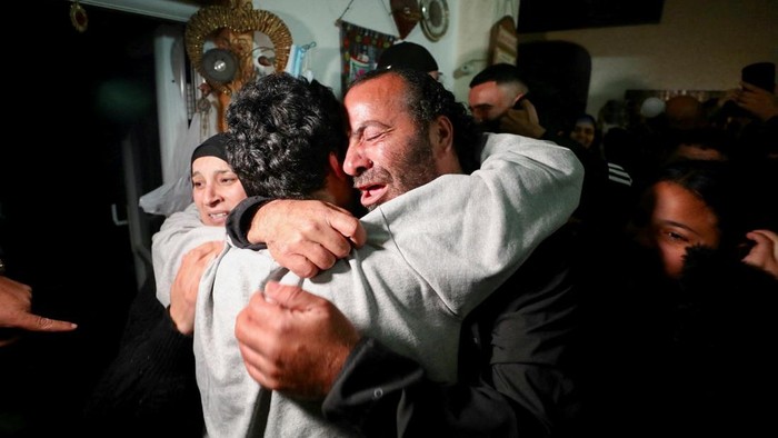 ISRAEL-PALESTINIANS/PRISONERS Di hari ke-4 gencatan senjata, Hamas sudah membebaskan puluhan sandera dan lebih dari 100 tahanan palestina dibebaskan dari penjara-penjara Israel.