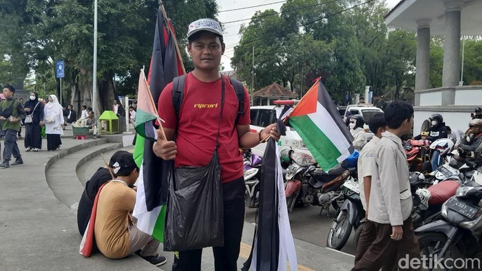 Iwan, penjual bendera Palestina di tengah aksi bela Palestina di Garut, Senin (27/11/2023).