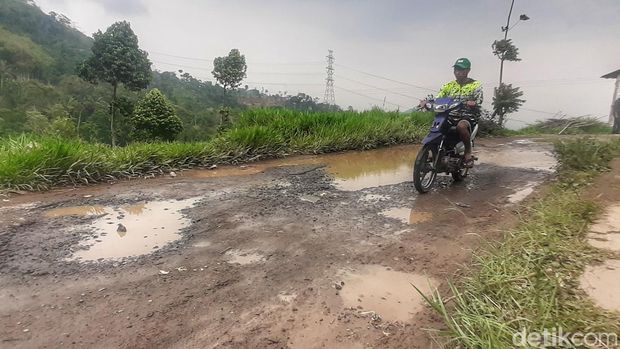 Jalan rusak di Kabupaten Bandung.