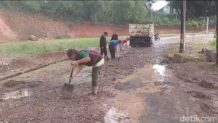 Jalan rusak di Kabupaten Bandung.