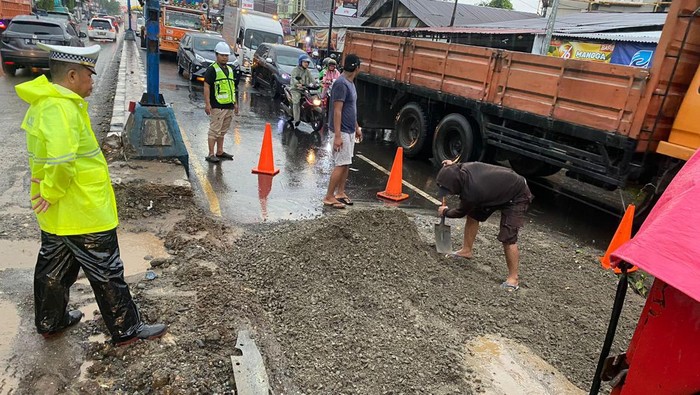 Jalan Tol Arah Bandara Makassar Macet Parah Dipicu Pemasangan Gorong-gorong